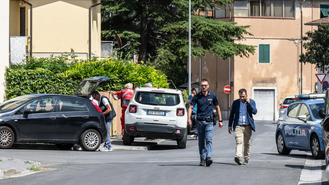 https://www.lanazione.it/image-service/view/acePublic/alias/contentid/ZTQ1OTllZmUtZDhlZS00/0/la-polizia-sul-luogo-dell-omicidio-suicidio-foto-elena-pardini-valtriani.jpeg?f=16:9&w=1200&h=630