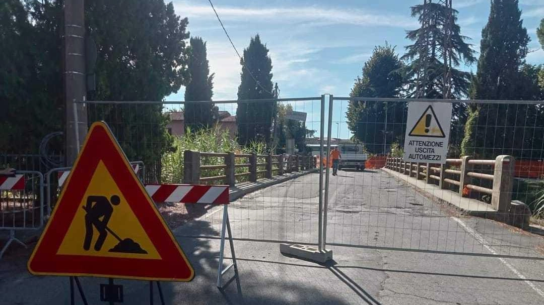 Il ponte. di Via Falcinello chiuso al traffico Il ponte. di Via Falcinello chiuso al traffico