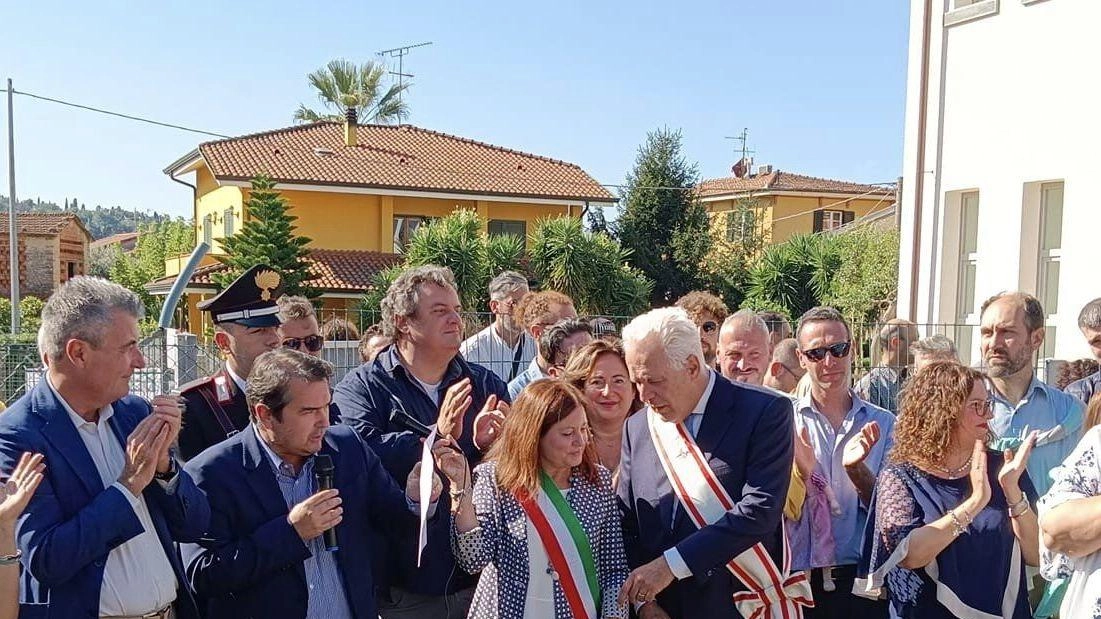 La cerimonia inaugurale della scuola di Quiesa appena riqualificata tenutasi dopo la prima settimana di lezioni La cerimonia inaugurale della scuola di Quiesa appena riqualificata tenutasi dopo la prima settimana di lezioni