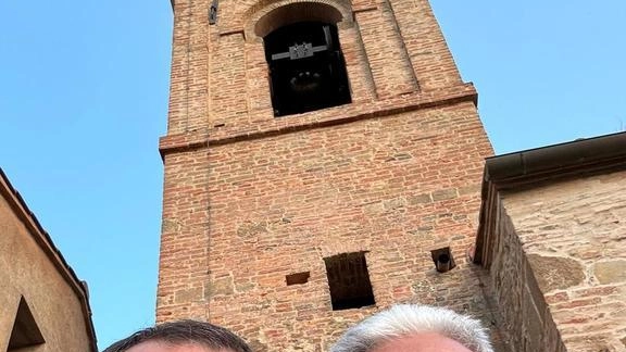 Davanti al campanile,. l’assessore Mattia Belli, a destra don Armando Zappolini, parroco di Ponsacco, Gello e Treggiaia Davanti al campanile,. l’assessore Mattia Belli, a destra don Armando Zappolini, parroco di Ponsacco, Gello e Treggiaia