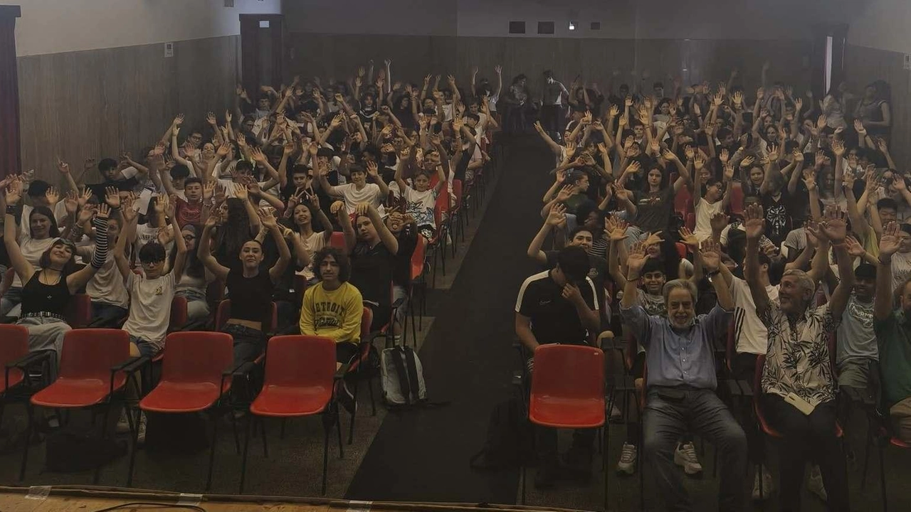 Spettacolo di beneficenza a Pontedera: fondi raccolti per l'ospedale di Réfane in Senegal grazie alla storia di Sandro Mazzinghi. Spettacolo di beneficenza a Pontedera: fondi raccolti per l'ospedale di Réfane in Senegal grazie alla storia di Sandro Mazzinghi.