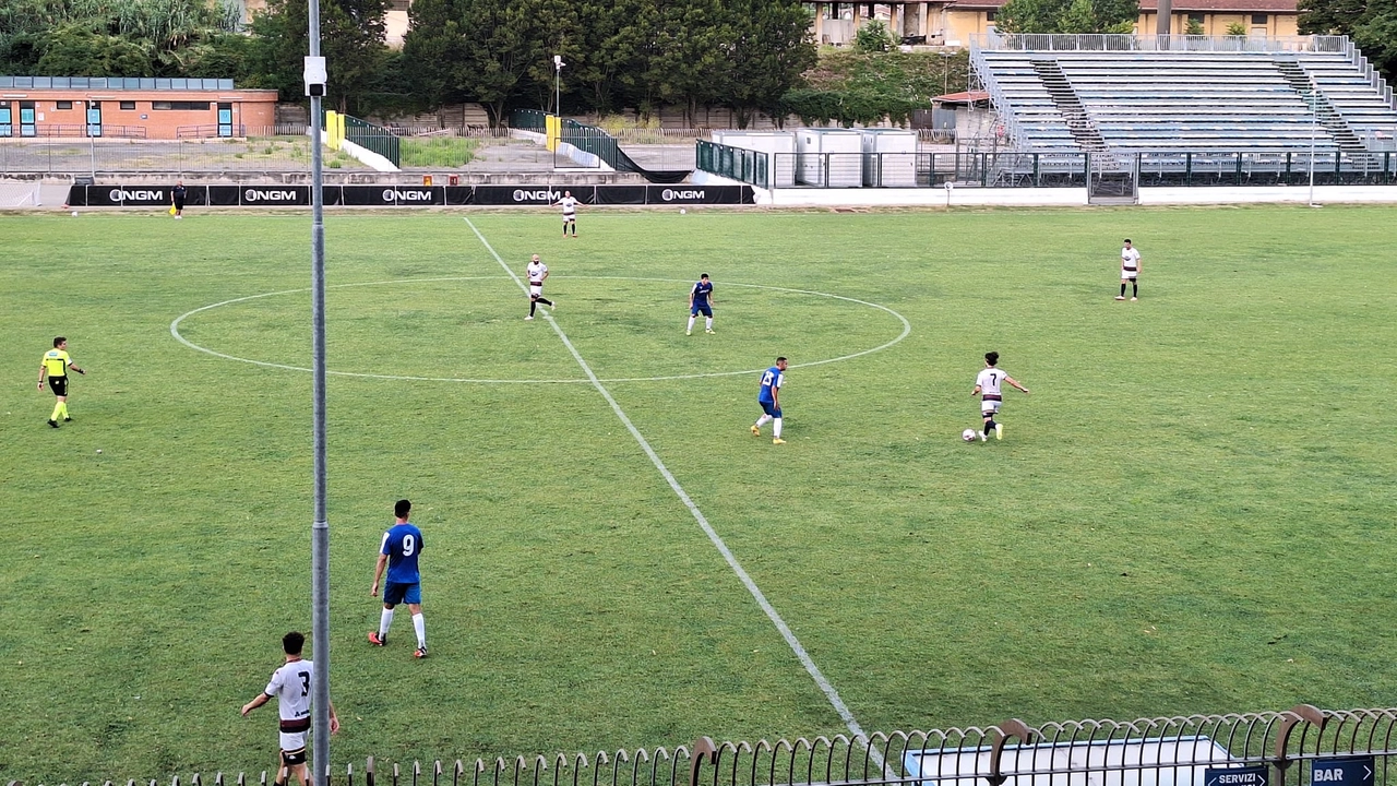 Un momento dell'amichevole tra il Prato e il Camaiore Un momento dell'amichevole tra il Prato e il Camaiore