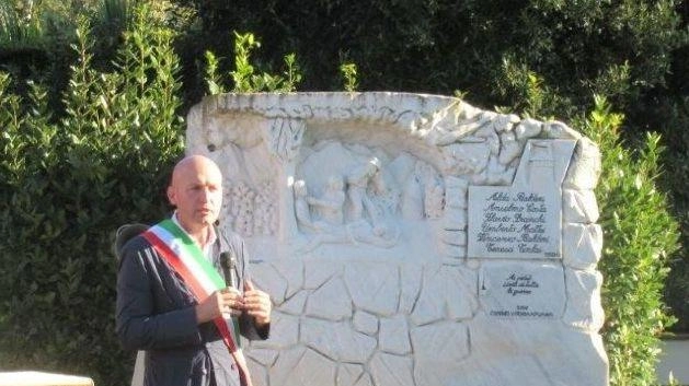Cerimonia a Forte dei Marmi per le vittime del 1° novembre 1943 a Vittoria Apuana. Un monumento ricorda i nomi delle vittime e i sopravvissuti. Cerimonia a Forte dei Marmi per le vittime del 1° novembre 1943 a Vittoria Apuana. Un monumento ricorda i nomi delle vittime e i sopravvissuti.