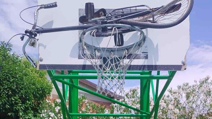Il Consorzio Pistoia Basket City si è fatto avanti per risistemare i canestri devastati da ignoti nei giorni scorsi Il Consorzio Pistoia Basket City si è fatto avanti per risistemare i canestri devastati da ignoti nei giorni scorsi