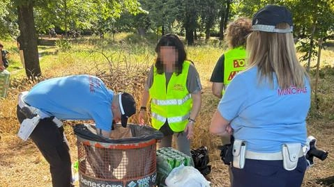 Gli agenti hanno tenuto d’occhio il ’botellon’ che ogni domenica va in scena . Gli agenti hanno tenuto d’occhio il ’botellon’ che ogni domenica va in scena .