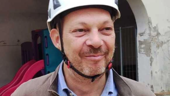 Il sindaco Fabio Mini con il casco per la sicurezza nei cantieri durante il sopralluogo con la stampa di lunedì mattina all’ex convento di San Matteo nel centro storico di Castelfranco Il sindaco Fabio Mini con il casco per la sicurezza nei cantieri durante il sopralluogo con la stampa di lunedì mattina all’ex convento di San Matteo nel centro storico di Castelfranco
