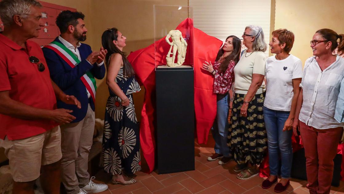 Il ritorno di Ercole, festa a Montaione. La statua accolta da cittadini e turisti