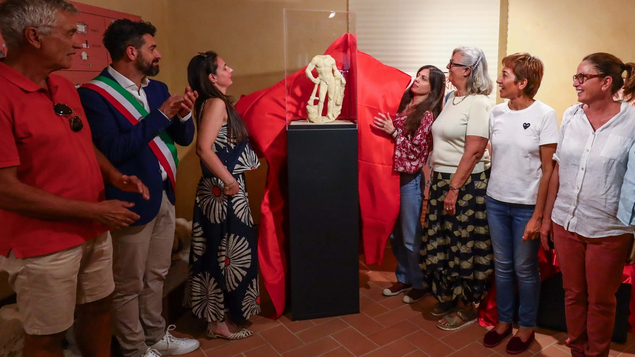 La statua svelata all'interno del museo (Foto Gasperini/Germogli) La statua svelata all'interno del museo (Foto Gasperini/Germogli)