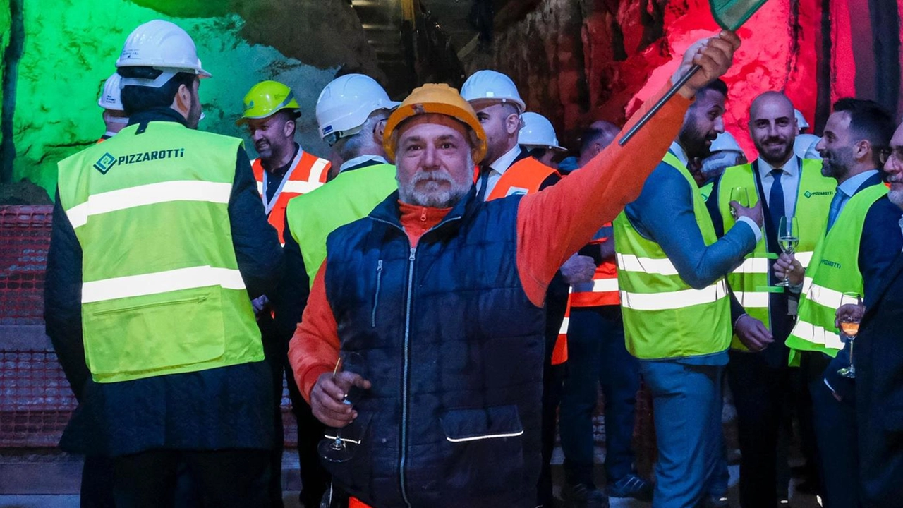 Si va al seggio per cinque quesiti su cinque schede elettorali di colore diverso I temi caldi sono lavoro, che occupa quattro quesiti su cinque, e cittadinanza