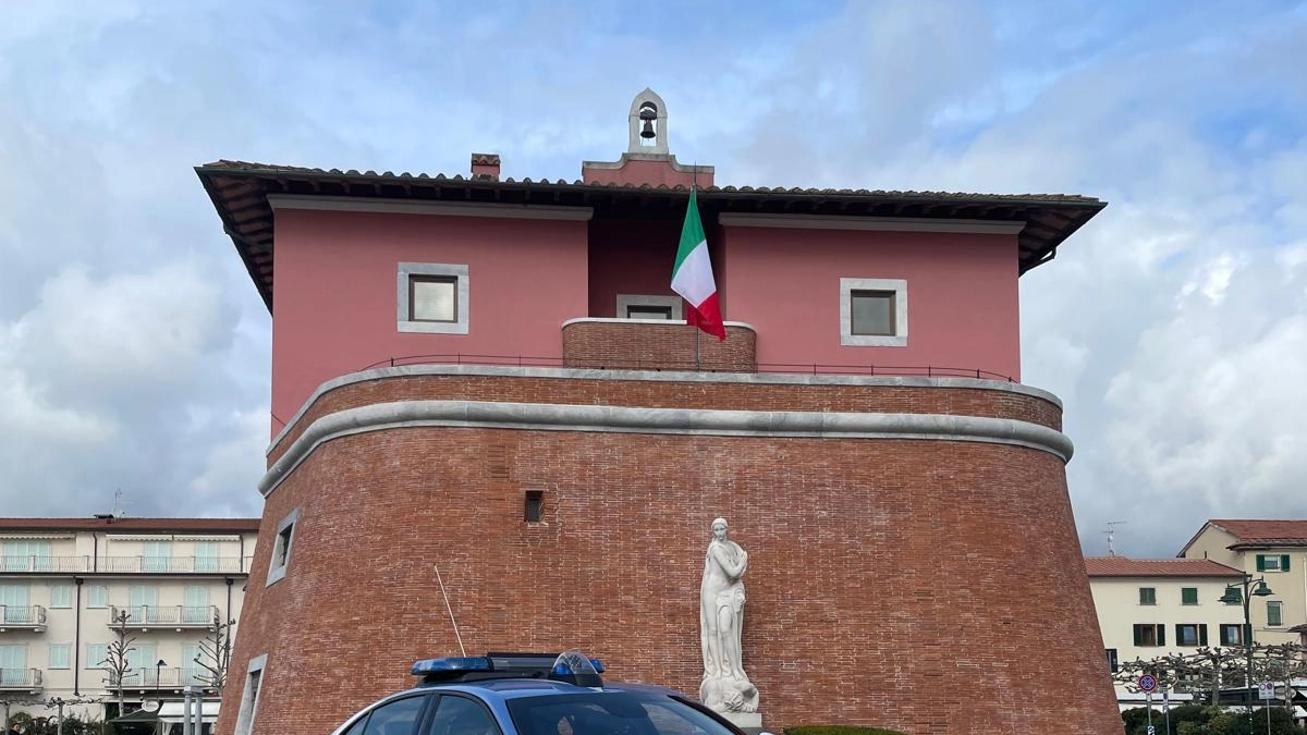 Rubarono orologi di grosso valore a Forte dei Marmi: denunciati due marocchini Rubarono orologi di grosso valore a Forte dei Marmi: denunciati due marocchini