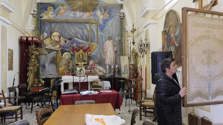 Viaggio tra i vicoli di un paese dove anche i muri raccontano la storia e l’estro degli artisti. La riapertura dello storico circolo Acli per offrire ristoro ai pellegrini della Via Francigena.