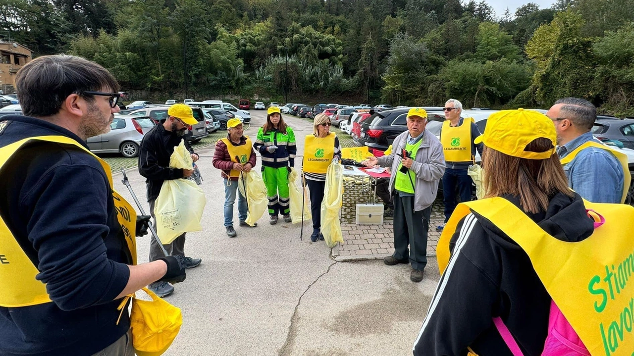 Successo per ’Puliamo il mondo’ a Colle: in azione anche scuole, associazioni e istituzioni locali Successo per ’Puliamo il mondo’ a Colle: in azione anche scuole, associazioni e istituzioni locali