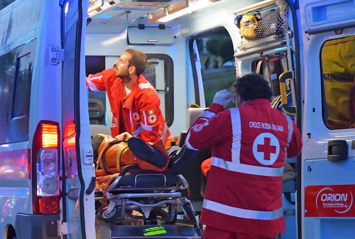 Maxi rissa fra 30 persone. La gazzarra in un locale. Due feriti gravi in ospedale colpiti con un fendente