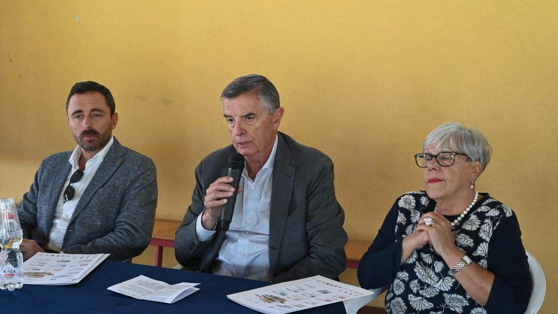 L’assessore Barsanti, Raffaele Domenici della FCRL e Lucia Corrieri Puliti (foto Alcide) L’assessore Barsanti, Raffaele Domenici della FCRL e Lucia Corrieri Puliti (foto Alcide)