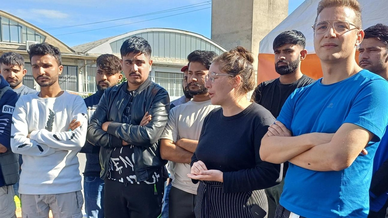 Il picchetto dei Sudd Cobas all’esterno della "Lin Weidong" a Seano (Foto Attalmi)