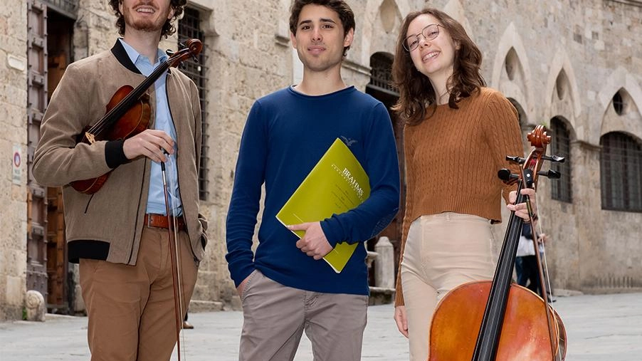 A sinistra il Trio Rinaldo, sotto Ettore Pagano, giovani talenti della Chigiana A sinistra il Trio Rinaldo, sotto Ettore Pagano, giovani talenti della Chigiana