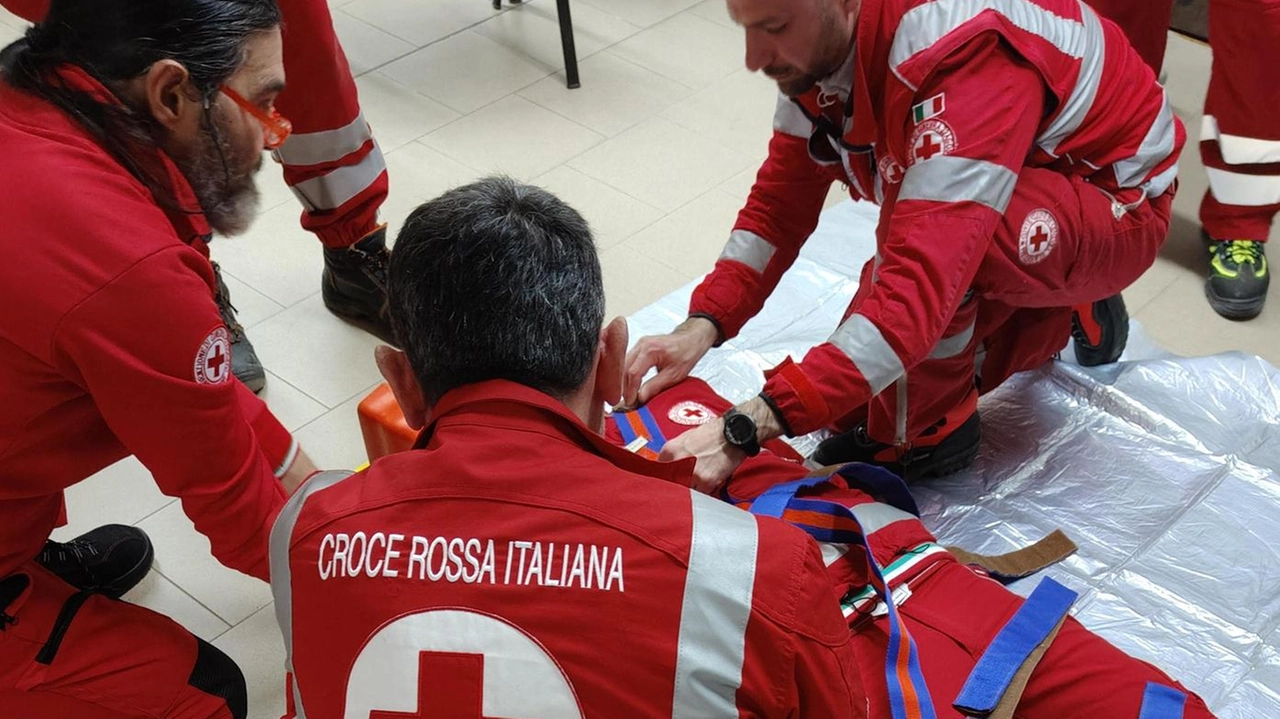 Formati 25 operatori sociali, 17 soccorritori abilitati ai servizi in ambulanza . In azione anche 14 nuovi operatori di emergenza per la Protezione civile. Formati 25 operatori sociali, 17 soccorritori abilitati ai servizi in ambulanza . In azione anche 14 nuovi operatori di emergenza per la Protezione civile.