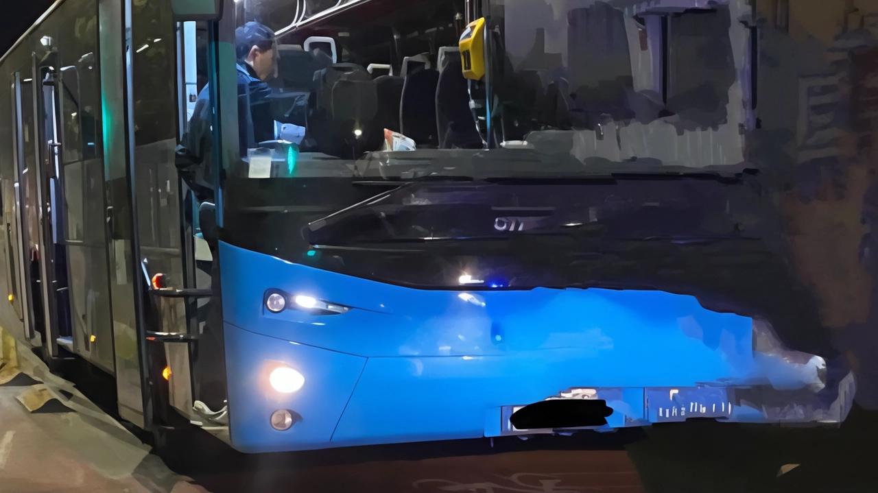 Il bus dove ieri sera è stato aggredito Giuseppe, autista di cinquanta anni, da un aretino che voleva fumare a bordo del veicolo. Il conducente è stato picchiato Il bus dove ieri sera è stato aggredito Giuseppe, autista di cinquanta anni, da un aretino che voleva fumare a bordo del veicolo. Il conducente è stato picchiato