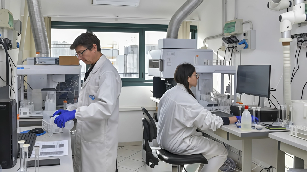 Uno dei laboratori di controllo al lavoro per le analisi di Umbra Acque