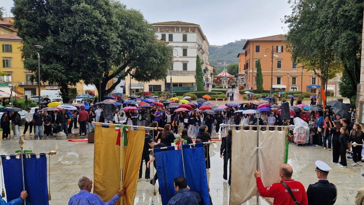 Successo, nonostante la pioggia, della dodicesima edizione. Corteo dal Pasquini fino a Piazza del Popolo, con i sindaci Del Rosso. e Niccoli e un intervento della consigliera regionale Fratoni. Successo, nonostante la pioggia, della dodicesima edizione. Corteo dal Pasquini fino a Piazza del Popolo, con i sindaci Del Rosso. e Niccoli e un intervento della consigliera regionale Fratoni.