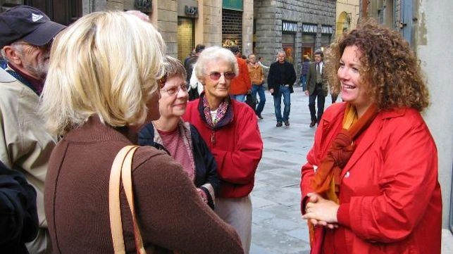 Rita Ceccarelli nelle vesti di guida turistica nel centro storico di Siena Rita Ceccarelli nelle vesti di guida turistica nel centro storico di Siena