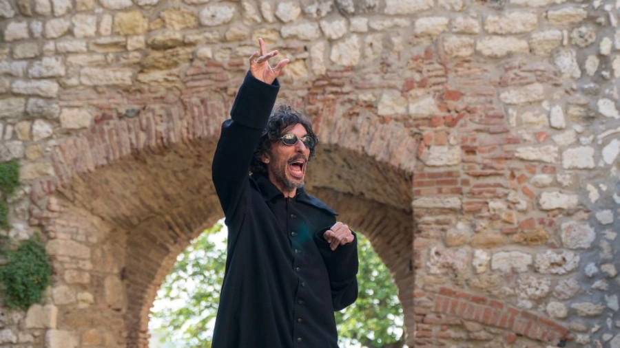 La Compagnia I Sacchi di Sabbia porta in scena "7 contro Tebe" di Eschilo al Teatro San Girolamo di Lucca. Uno spettacolo che mescola tragedia e comicità, sfidando il pubblico a immergersi nell'immaginario greco. La Compagnia I Sacchi di Sabbia porta in scena "7 contro Tebe" di Eschilo al Teatro San Girolamo di Lucca. Uno spettacolo che mescola tragedia e comicità, sfidando il pubblico a immergersi nell'immaginario greco.