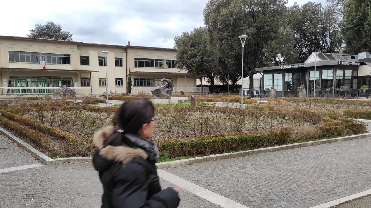 Piazza Cesare Battisti in totale degrado, presto tornerà agli antichi fasti Piazza Cesare Battisti in totale degrado, presto tornerà agli antichi fasti