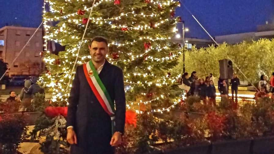 Il sindaco Giorgio Del Chiaro di fronte al grande albero di Natale Il sindaco Giorgio Del Chiaro di fronte al grande albero di Natale
