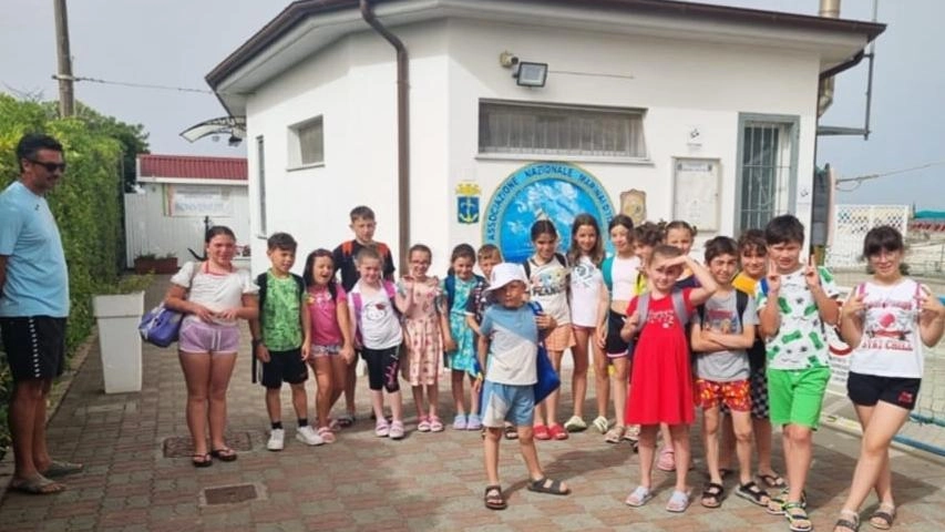 I bambini della scuola Le Grazie al ’camp’ estivo ospiti del bagno dell’Anmi I bambini della scuola Le Grazie al ’camp’ estivo ospiti del bagno dell’Anmi