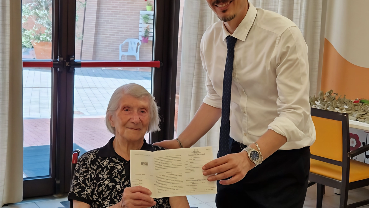 Il sindaco Daniele Vanni e. Nella Milanesi con la tessera elettorale (. foto da facebook Il sindaco Daniele Vanni e. Nella Milanesi con la tessera elettorale (. foto da facebook