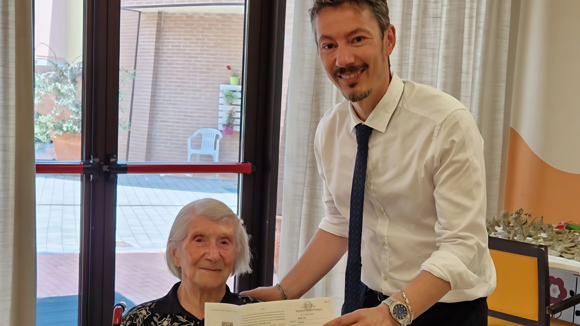 Il sindaco Daniele Vanni e Nella Milanesi con la tessera elettorale (foto da Facebook) Il sindaco Daniele Vanni e Nella Milanesi con la tessera elettorale (foto da Facebook)