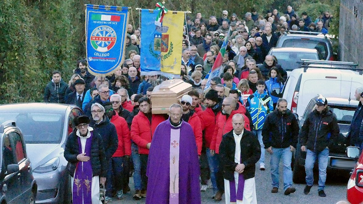 Una moltitudine di persone ha affollato Pian degli Ontani dove ieri pomeriggio si sono svolti i funerali di Marco Ceccarelli Una moltitudine di persone ha affollato Pian degli Ontani dove ieri pomeriggio si sono svolti i funerali di Marco Ceccarelli