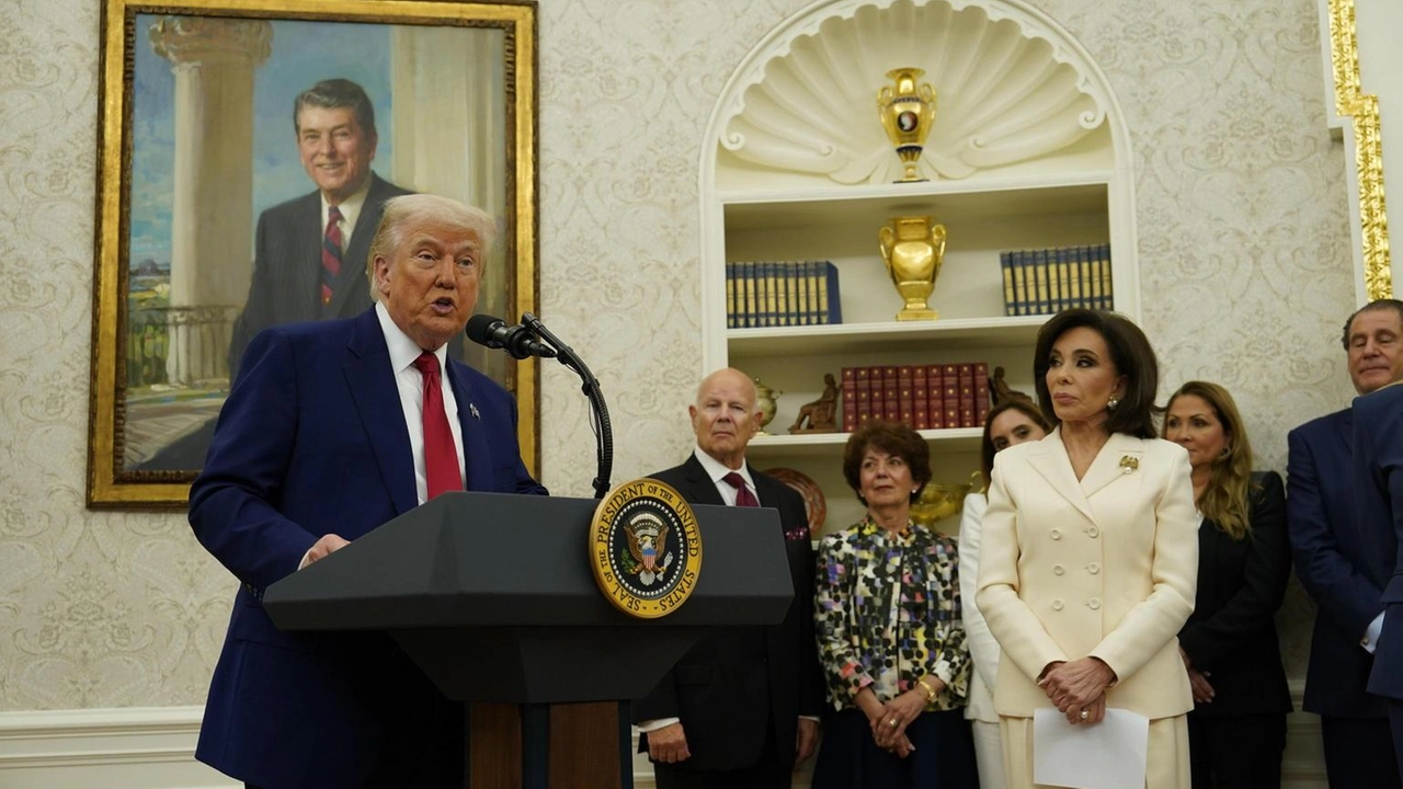 Jeanine Pirro è un ex giudice e un personaggio televisivo Jeanine Pirro è un ex giudice e un personaggio televisivo