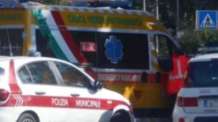 La Croce Verde di Pietrasanta e pattuglie della polizia municipale durante un intervento di soccorso in città foto d’archivio La Croce Verde di Pietrasanta e pattuglie della polizia municipale durante un intervento di soccorso in città foto d’archivio