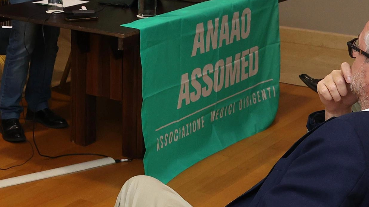 L’intervento di Francesco Carbone, segretario aziendale Anaao Assomed dell’Asl Toscana sud est; in platea l’assessore regionale al diritto alla salute Simone Bezzini
