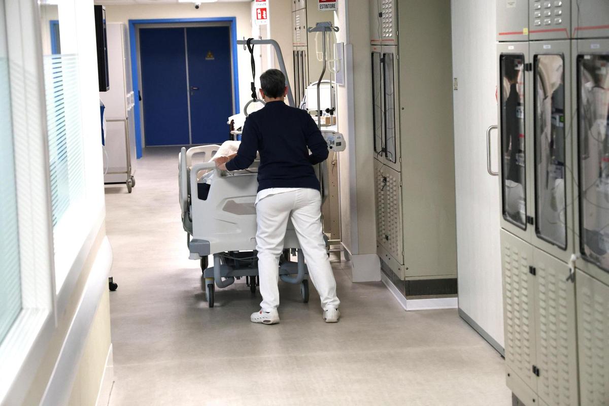 pestato a sangue da una gang raffica di calci e pugni alla testa sono finito a terra svenuto