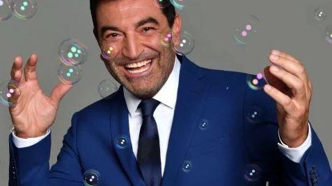 Max Giusti dopo cinque anni di riflessione e scrittura ha dato vita a «Bollicine», lo spettacolo sarà a Sansepolcro il 30 agosto in piazza Torre di Berta Max Giusti dopo cinque anni di riflessione e scrittura ha dato vita a «Bollicine», lo spettacolo sarà a Sansepolcro il 30 agosto in piazza Torre di Berta