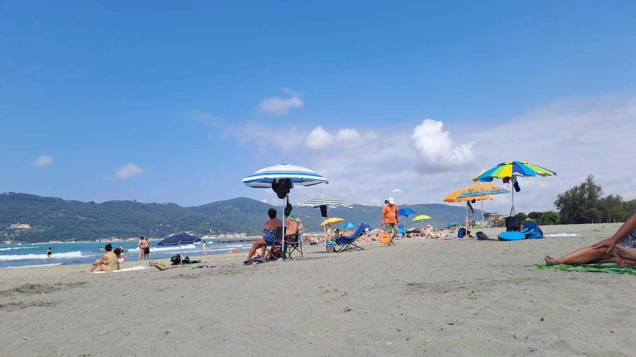 Lo ’spiaggione’ libero di Marinella Lo ’spiaggione’ libero di Marinella