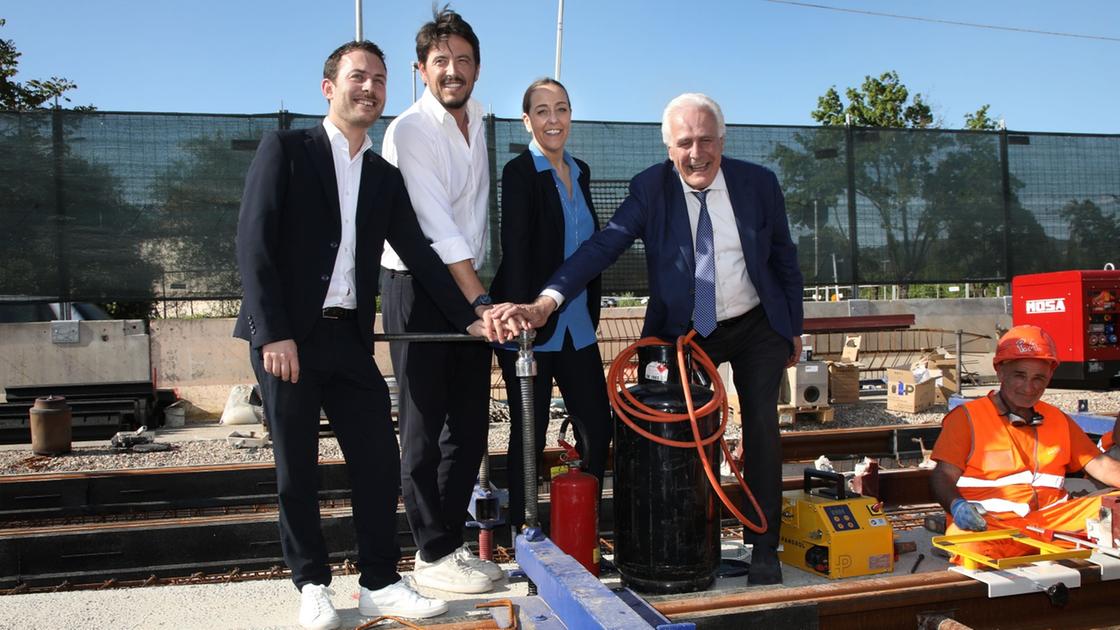 https://www.lanazione.it/image-service/view/acePublic/alias/contentid/ZTRhY2Q1YTctNjAyZC00/0/tramvia.jpeg?f=16:9&w=1200&h=630
