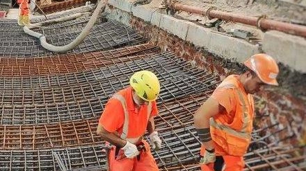 La via Quattro Querci a Serravalle è chiusa per lavori sulla linea ferroviaria Pistoia-Montecatini. I residenti chiedono barriere fonoassorbenti da anni, ma la nuova viabilità proposta non soddisfa l'amministrazione comunale. L'assessore Bruschi critica il progetto che porta il traffico nel centro abitato di Spazzavento. La rinnovata tratta Montecatini-Pistoia sarà inaugurata nel settembre 2025. La via Quattro Querci a Serravalle è chiusa per lavori sulla linea ferroviaria Pistoia-Montecatini. I residenti chiedono barriere fonoassorbenti da anni, ma la nuova viabilità proposta non soddisfa l'amministrazione comunale. L'assessore Bruschi critica il progetto che porta il traffico nel centro abitato di Spazzavento. La rinnovata tratta Montecatini-Pistoia sarà inaugurata nel settembre 2025.