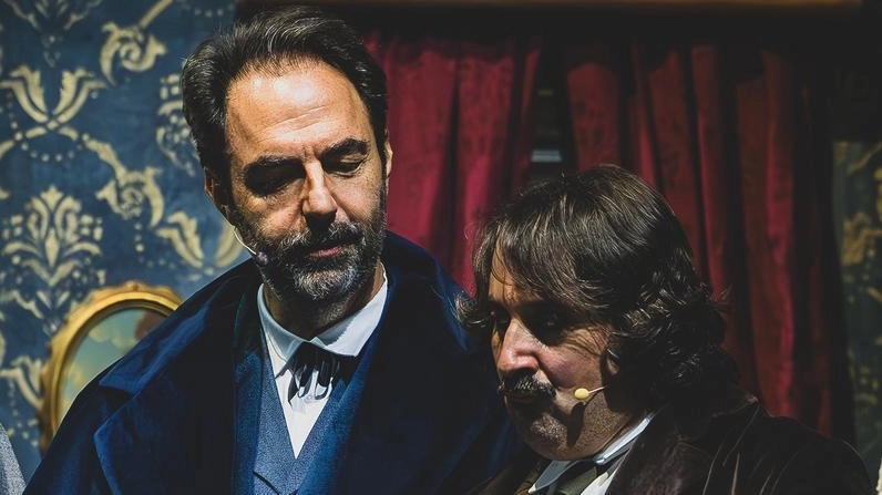 Neri Marcorè: il ruolo di. Sherlock Holmes gli. calza a pennello, applausi in tutta Italia