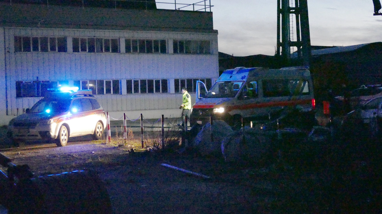 I soccorritori intervenuti in via Cava a San Giusto dove l'uomo è rimasto folgorato nella cabina elettrica (Foto Attalmi)