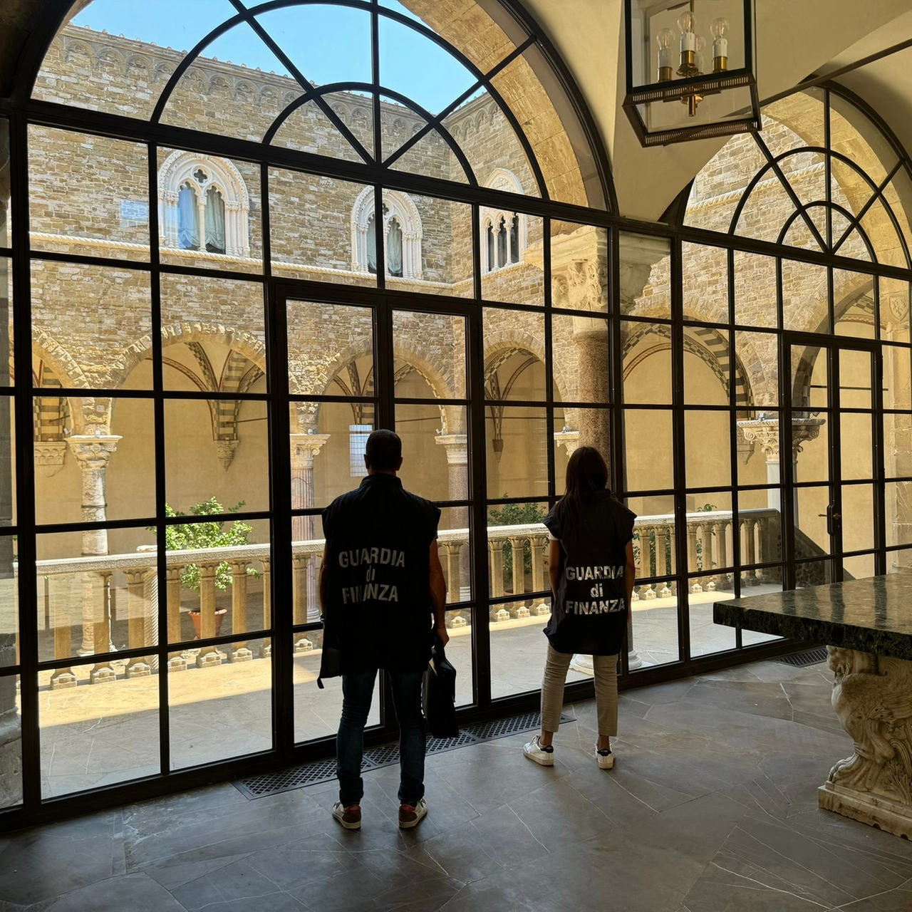 La guardia di finanza a Torre del Gallo, la villa da sogno dell'oligarca a Pian dei Giullari