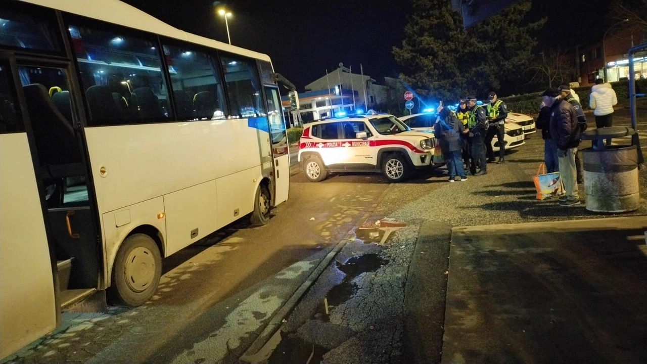 Il pullman dove è stato spruzzato lo spray urticante e l’intervento della polizia locale Il pullman dove è stato spruzzato lo spray urticante e l’intervento della polizia locale