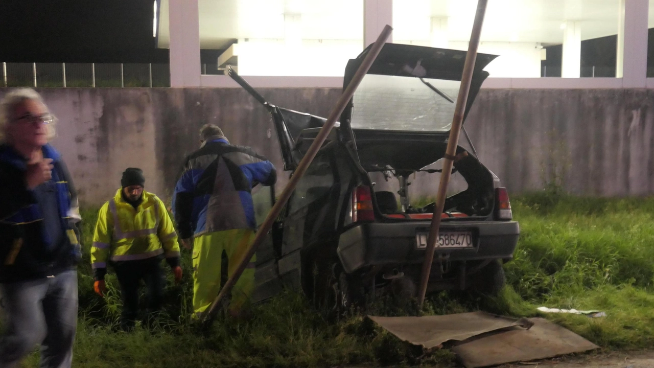 La Fiat Panda, distrutta, alla cui guida si trovava l’ex barista di Massaciuccoli
