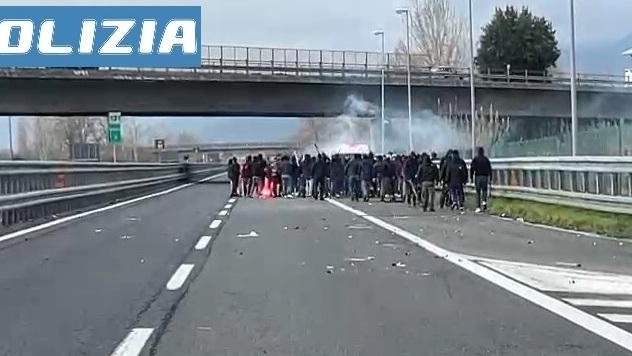 Un’immagine diffusa dalla Questura degli scontri in autostrada tra i tifosi di Perugia e Lucchese
