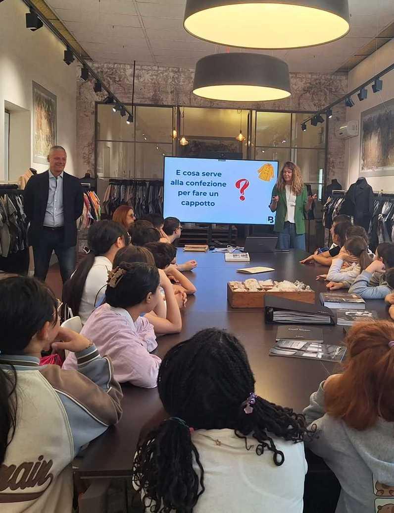 https://www.lanazione.it/image-service/view/acePublic/alias/contentid/ZTRjYzEwYzctNzUzOC00/0/tessile-e-sostenibilita-un-modello-interattivo-per-parlare-ai-piu-giovani.jpeg