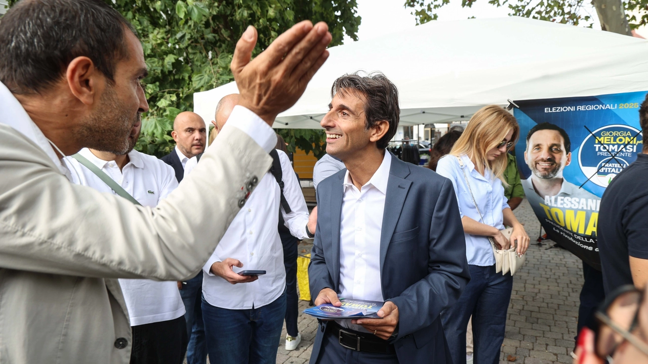 Il fedelissimo di Giorgia Meloni Giovanni Donzelli a un’iniziativa elettorale a Firenze