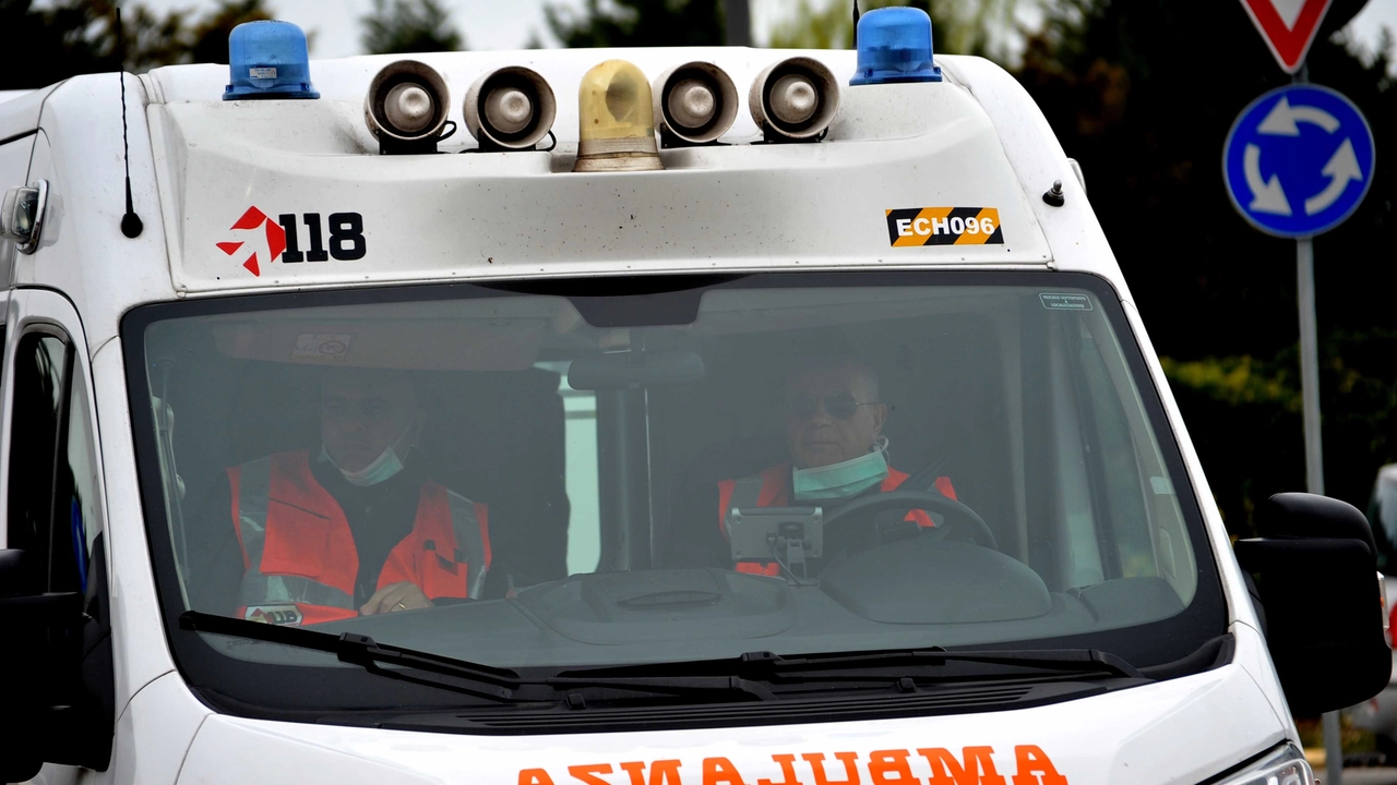 Un'ambulanza in una foto di repertorio. Per l'uomo non c'è stato niente da fare. E' morto molto probabilmente a causa di un malore Un'ambulanza in una foto di repertorio. Per l'uomo non c'è stato niente da fare. E' morto molto probabilmente a causa di un malore