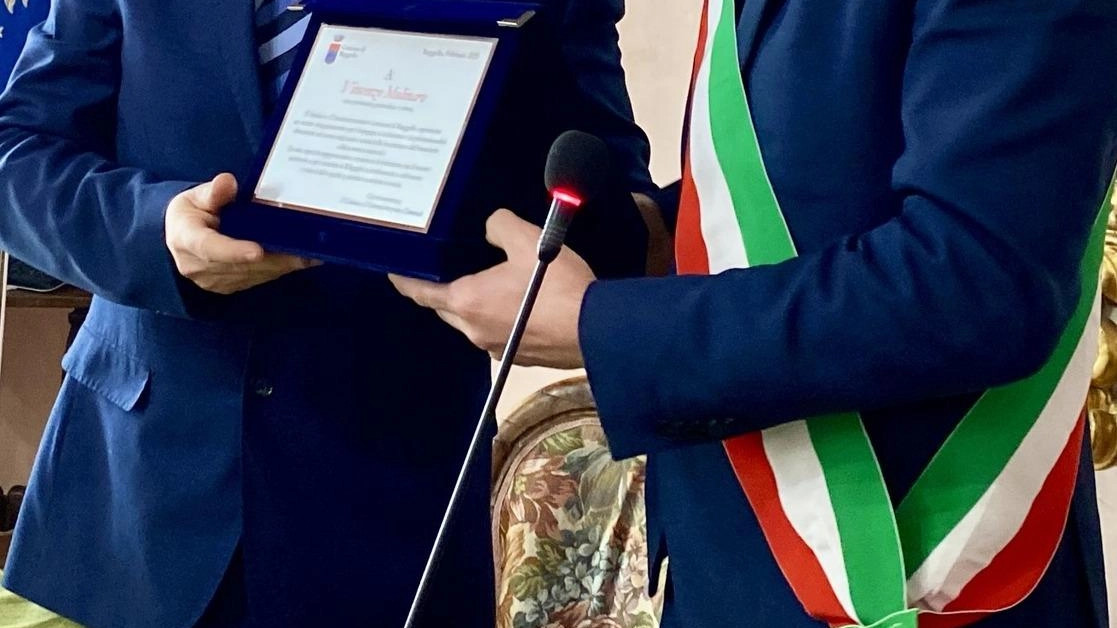 Una gremita sala del consiglio comunale, ieri ha celebrato Vincenzo Molinaro, ex comandante della stazione dei Carabinieri di Reggello.... Una gremita sala del consiglio comunale, ieri ha celebrato Vincenzo Molinaro, ex comandante della stazione dei Carabinieri di Reggello....